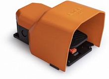 PDKS11BX11T Педаль одиночная 1НО+1НЗ 250В AC 4А IP65 с фиксацией; с защ. кожухом алюм. оранж. EMAS 