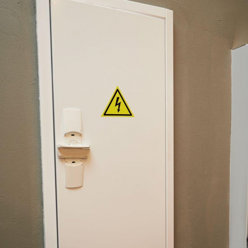 Наклейка знак электробезопасности "Опасность поражения электротоком" 85х85х85мм (уп.20шт) Rexant 56-0006-4 в г. Санкт-Петербург  фото 2